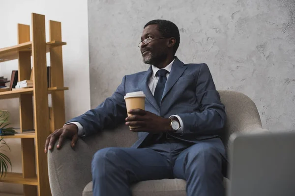 Mann sitzt im Sessel mit Kaffee — Stockfoto