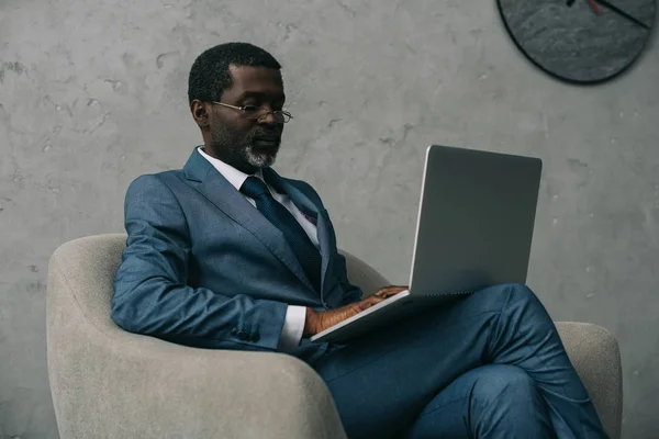 Бізнесмен, що працює з ноутбуком — стокове фото