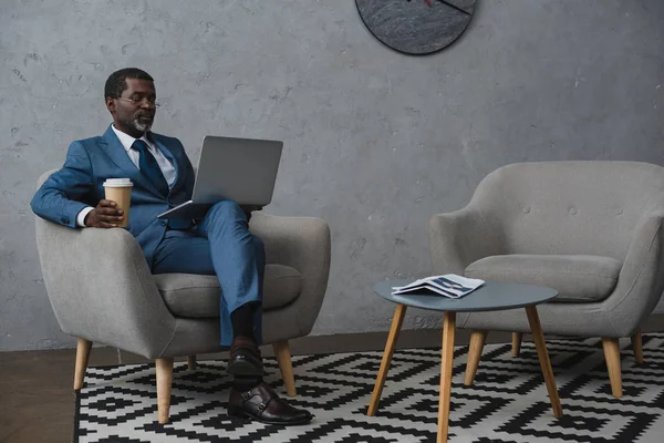 Бізнесмен сидить з ноутбуком і кавою — Stock Photo