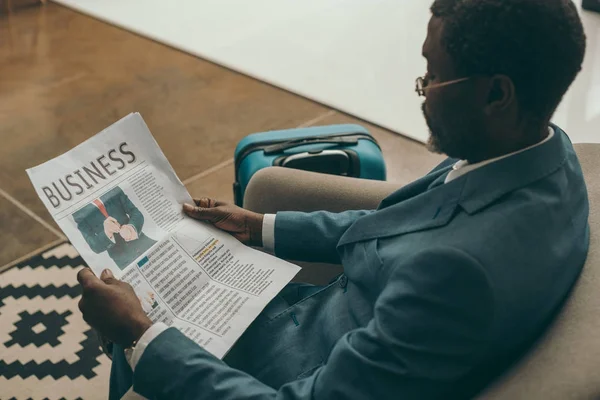 Человек читает деловую газету — стоковое фото