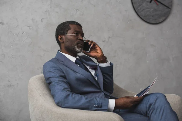 Empresario hablando por teléfono inteligente - foto de stock