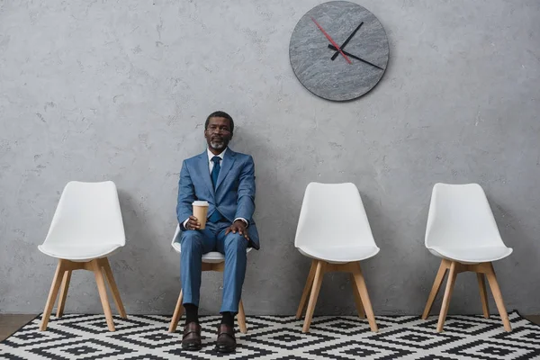 Бізнесмен, сидячи в залі очікування — стокове фото