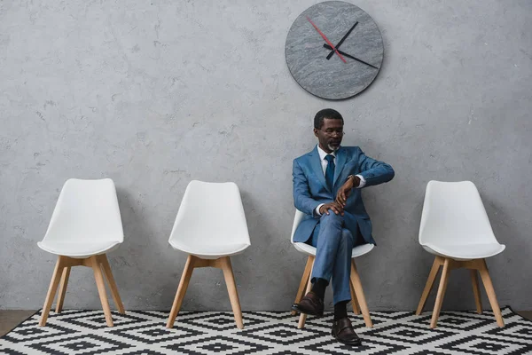 Hombre de negocios mirando el reloj — Stock Photo