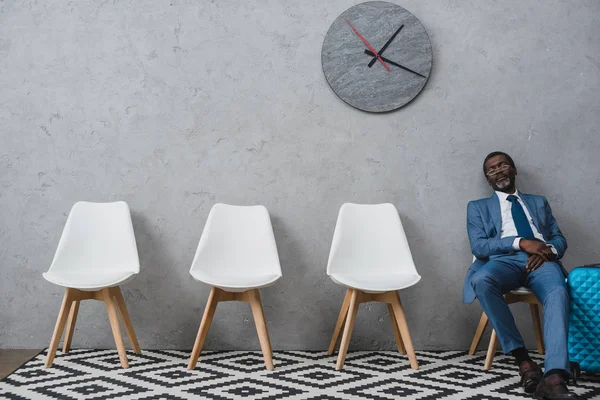 Hombre de negocios siesta en la sala de espera - foto de stock