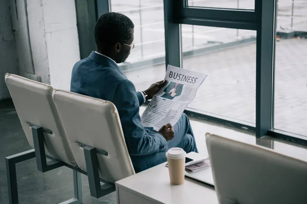 Empresário ler jornal no aeroporto — Fotografia de Stock