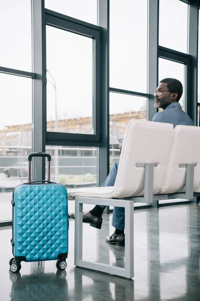 Homme d'affaires en attente à l'aéroport — Photo de stock