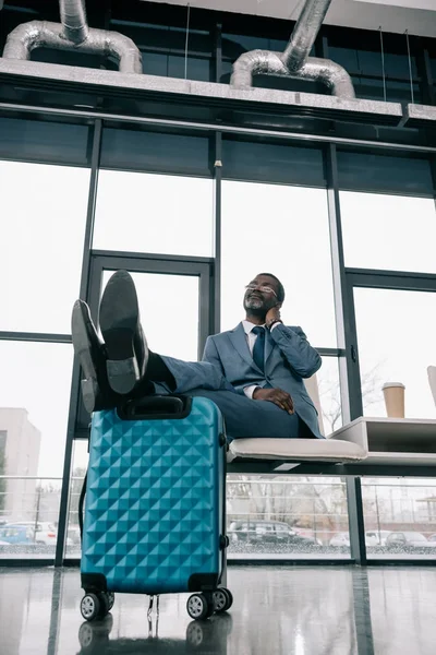 Бізнесмен чекає в аеропорту — стокове фото