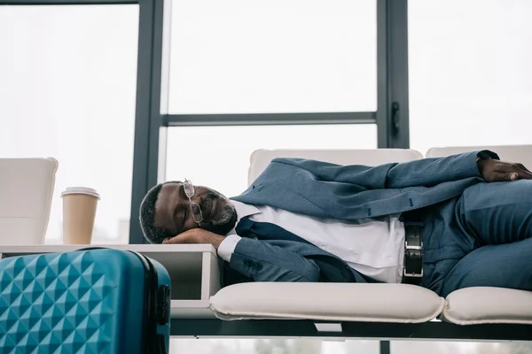 Sieste sur les chaises — Photo de stock