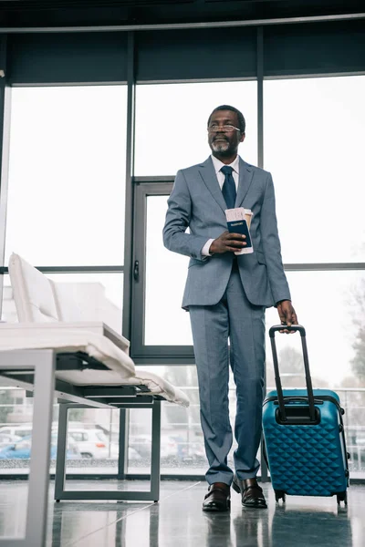 Businessman walking for flight — Stock Photo