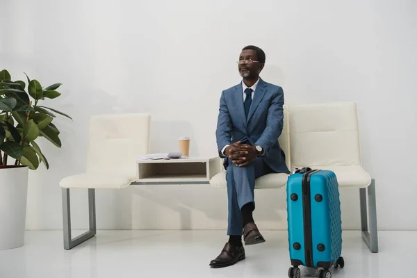 Hombre de negocios esperando la salida en el aeropuerto - foto de stock