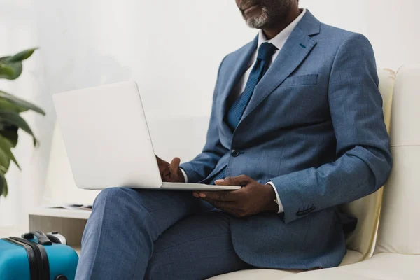 Uomo d'affari che lavora con il computer portatile — Foto stock