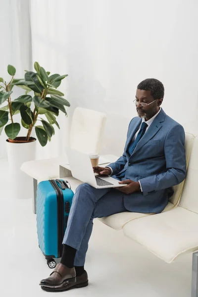 Homme d'affaires travaillant avec un ordinateur portable — Photo de stock