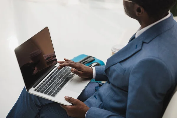 Homme travaillant avec ordinateur portable — Photo de stock