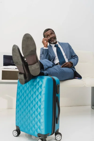 Uomo d'affari in attesa in aeroporto — Foto stock