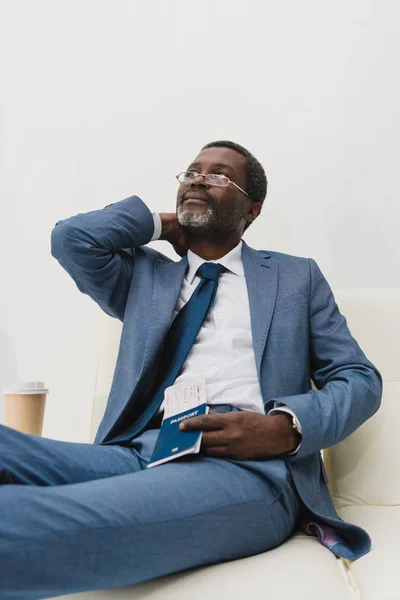 Uomo in attesa all'aeroporto — Foto stock