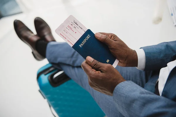 Uomo in possesso di passaporto e biglietto aereo — Foto stock