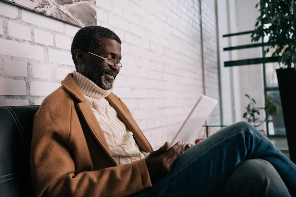 Middle aged man looking at tablet — Stock Photo