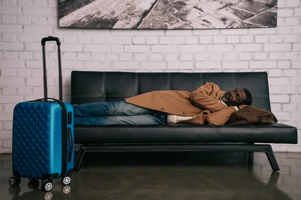 Homme sieste sur canapé noir — Photo de stock