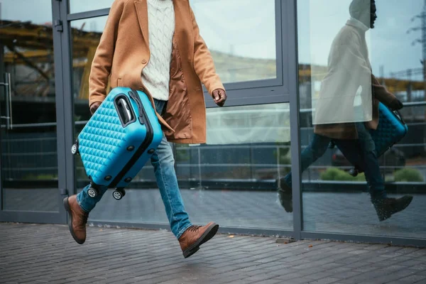 Uomo che si affretta sul treno — Foto stock