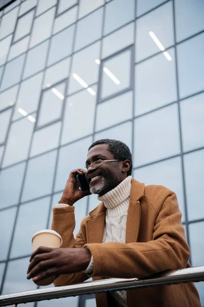 Hombre hablando por teléfono inteligente - foto de stock