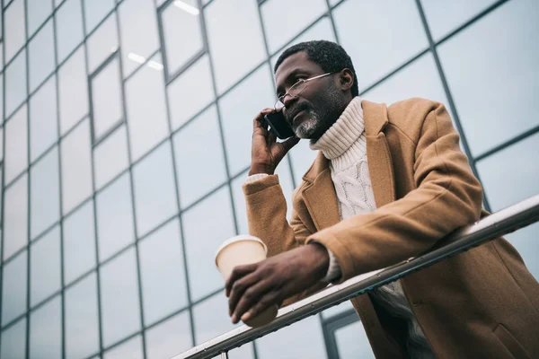 Uomo afroamericano che parla con lo smartphone — Foto stock