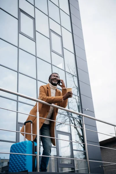 Africano americano homem falando por smartphone — Fotografia de Stock