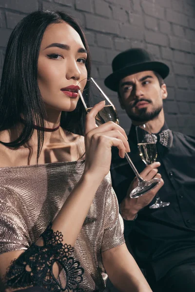 Couple multiethnique avec verres de champagne — Photo de stock