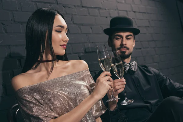 Multikulturelles Paar klimpert mit Champagnergläsern — Stockfoto
