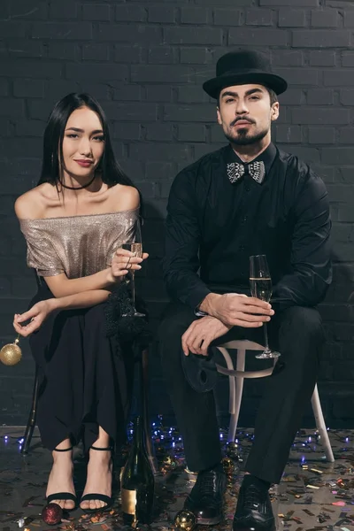 Couple multiculturel avec des verres de champagne à la fête — Photo de stock