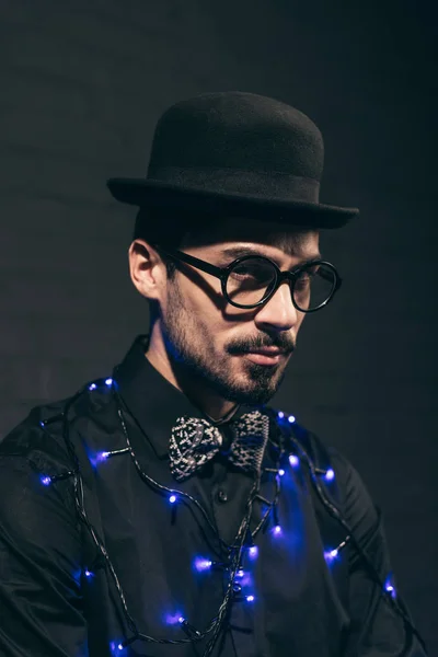 Uomo alla moda con luci di Natale — Foto stock