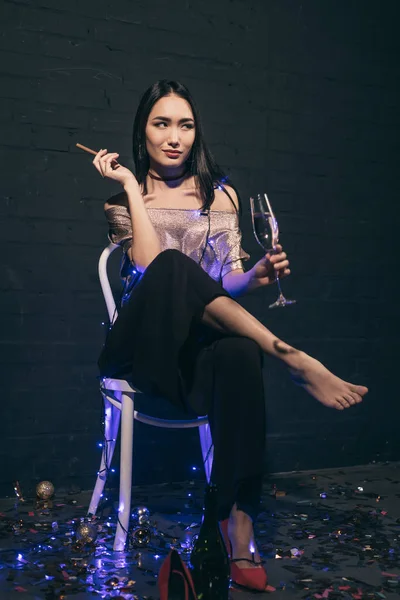 Mujer asiática con cigarro y champán - foto de stock