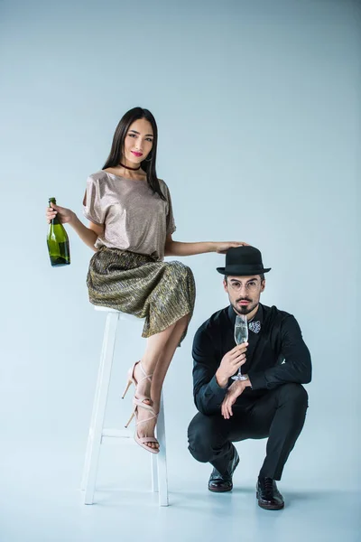 Couple multiethnique avec champagne — Photo de stock