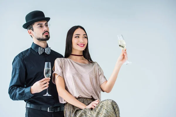 Pareja multicultural de moda con champán - foto de stock