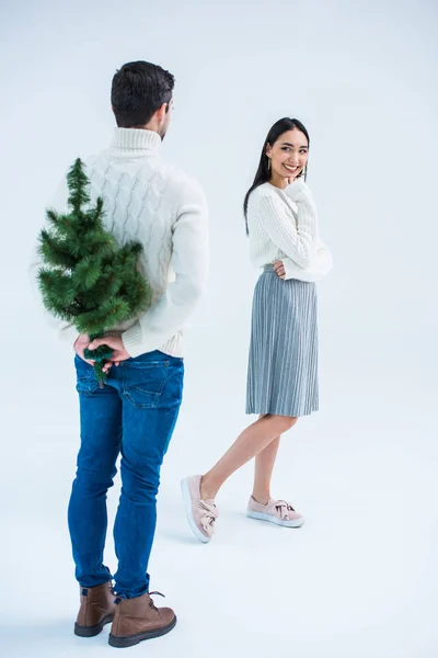 Homme petite amie surprenante avec arbre de Noël — Photo de stock