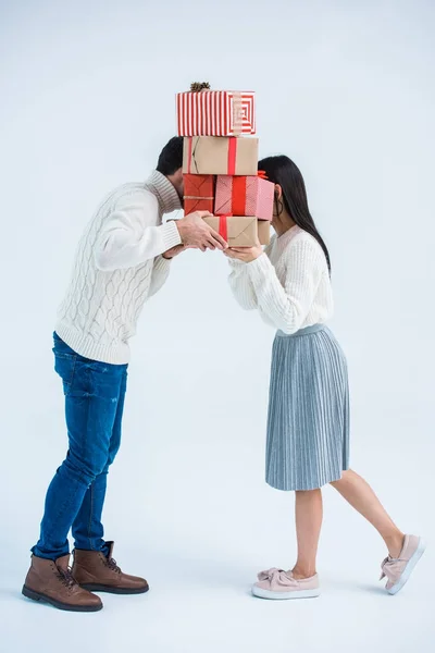 Coppia con regali di Natale — Foto stock