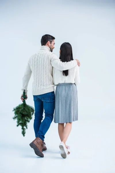 Paar mit Weihnachtsbaum — Stockfoto