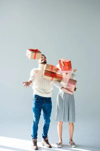 Paar mit verpackten Weihnachtsgeschenken — Stockfoto