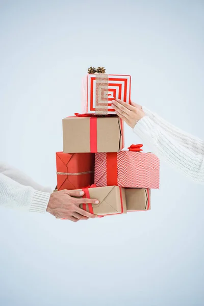 Couple holding christmas gifts — Stock Photo