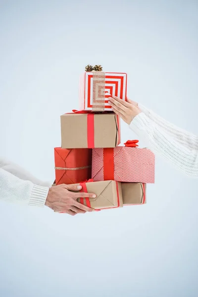 Pareja sosteniendo regalos de Navidad - foto de stock