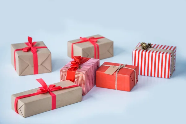 Verpackte Weihnachtsgeschenke — Stockfoto