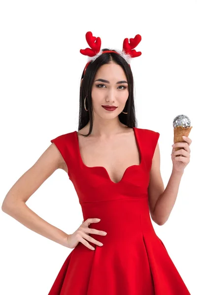 Mujer asiática en traje de ciervo con helado cono - foto de stock