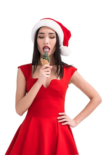 Asiatica in costume da Babbo Natale con cono gelato — Foto stock