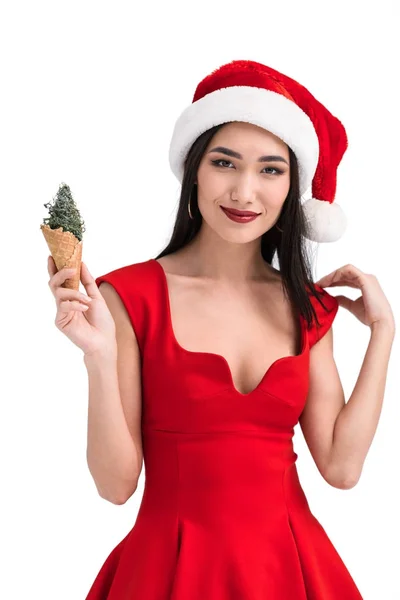 Mujer asiática en traje de santa con cono de helado - foto de stock