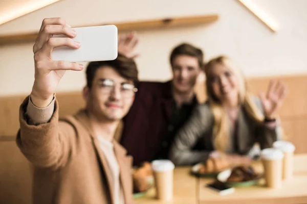 Prendre du selfie — Photo de stock