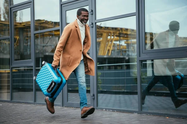 Homme se dépêchant dans l'avion — Photo de stock