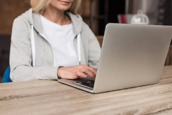 Femme utilisant un ordinateur portable — Photo de stock