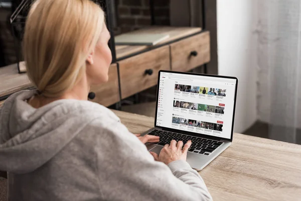 Donna che utilizza il computer portatile a casa — Foto stock