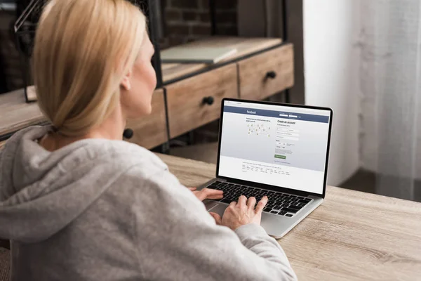 Woman using laptop at home — Stock Photo