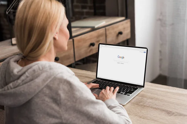 Mulher usando laptop em casa — Fotografia de Stock