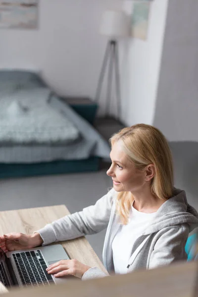 Mujer usando el ordenador portátil en casa - foto de stock